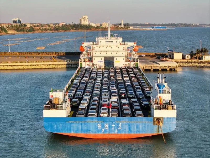 2025年1月12日,琼州海峡新能源车专用运输船“绿源一号”在海安新港8号泊位装载非商品新能源车辆启航。