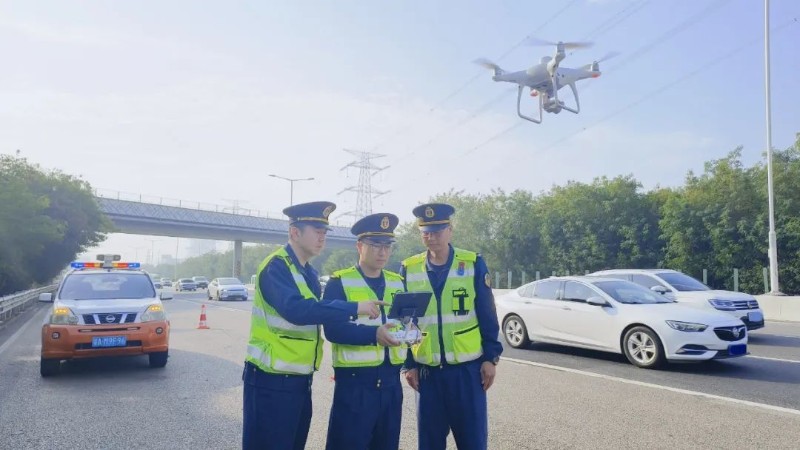 路政人员启用无人机巡航